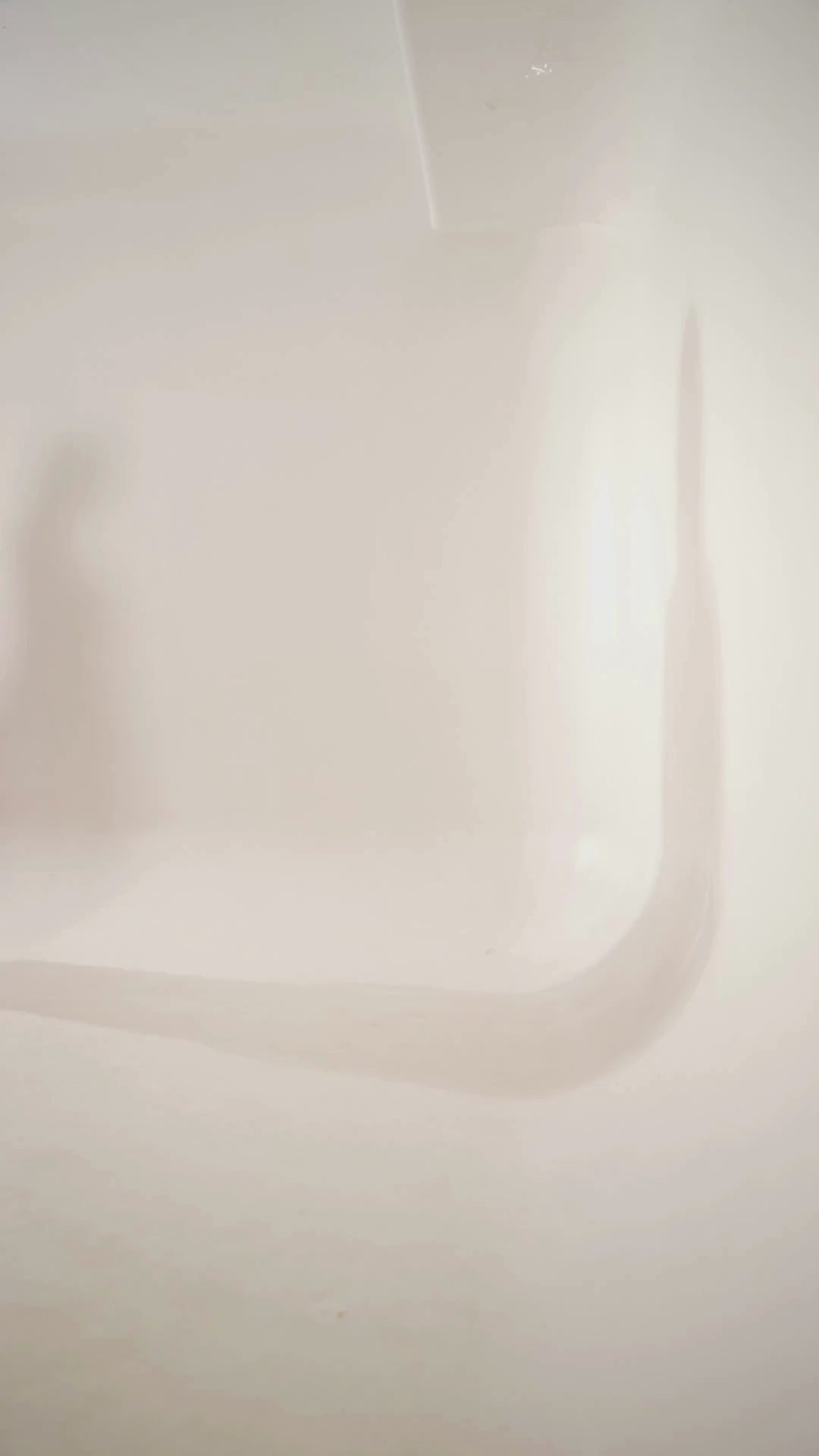 Video featuring women wearing flowing linen midi dresses, highlighting their style and movement.