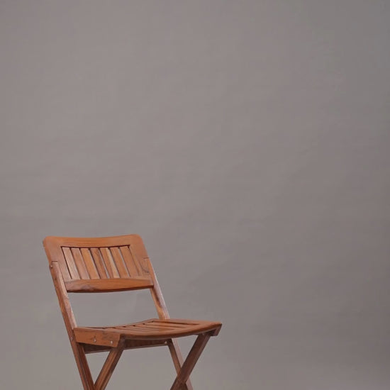 Video showcasing a flowing linen midi dress, highlighting its elegant design and lightweight fabric.