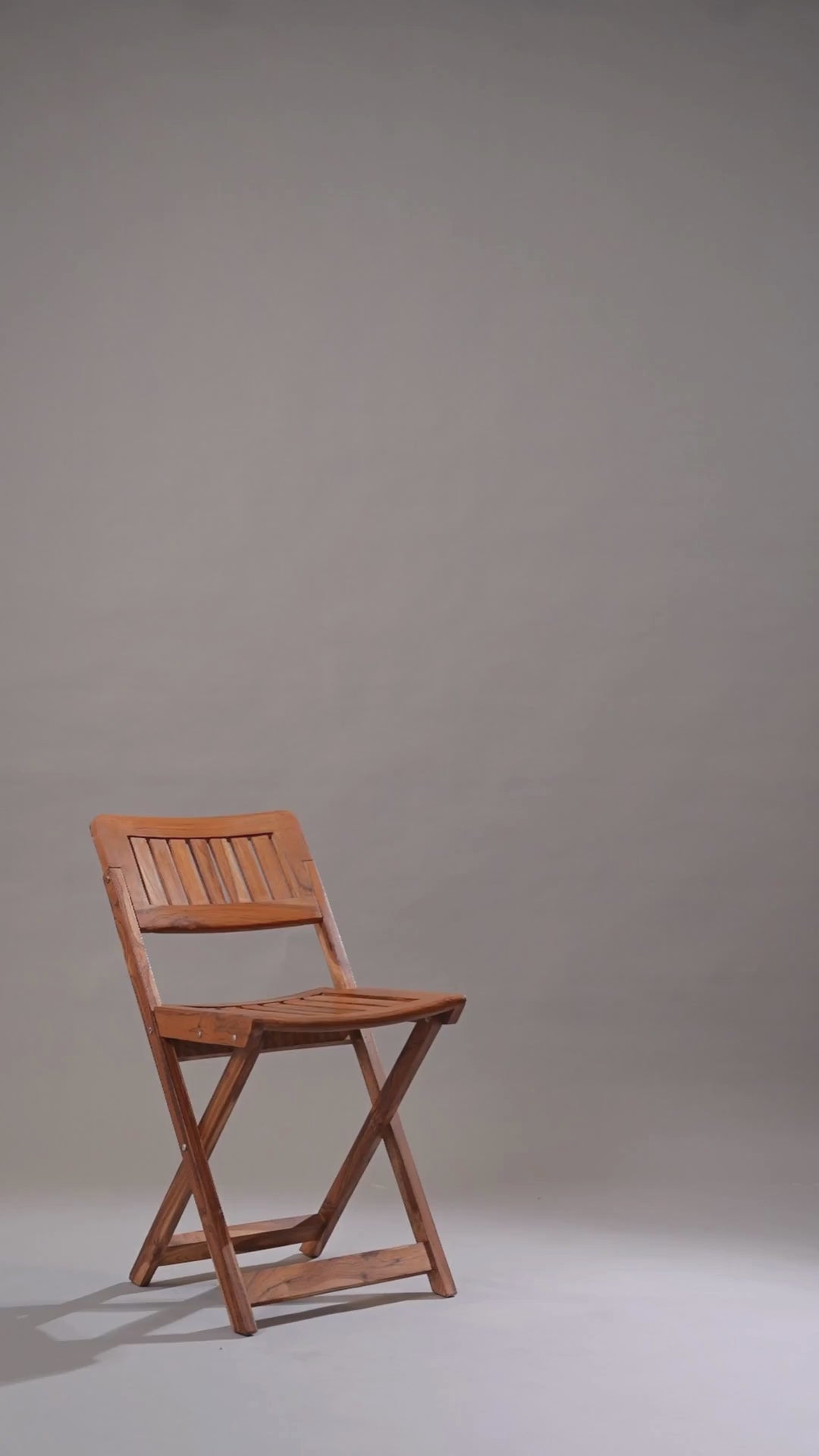 Video showcasing a flowing linen midi dress, highlighting its elegant design and lightweight fabric.