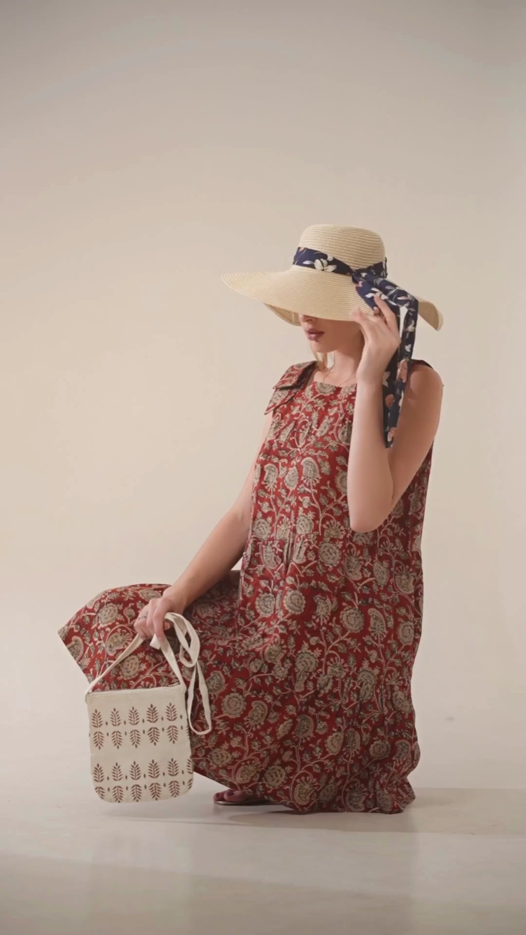 Video showcasing a chic linen mini dress, highlighting its effortless and airy summer style.